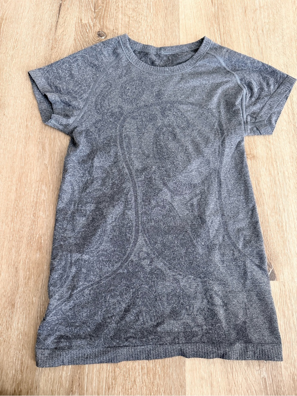 lululemon athletica Heathered Gray Short-Sleeve Seamless Tee Size 6